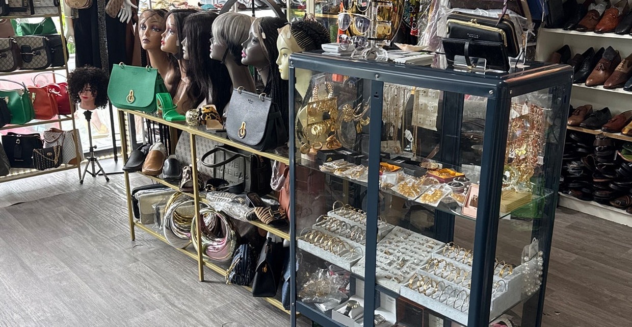 Tassen op gouden rekken, pruiken op paspophoofden en de vitrine met sieraden